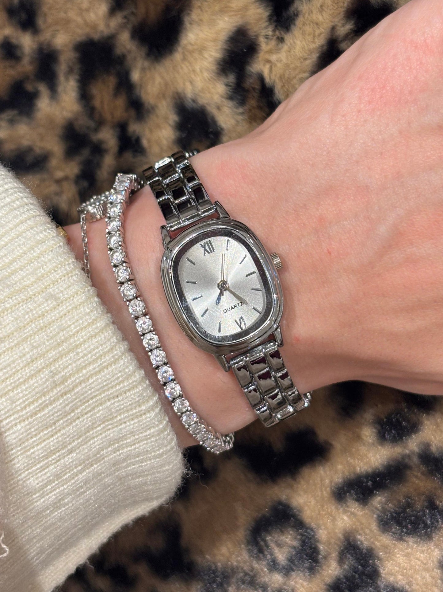 Oval Roma Rakamlı Retro Saat