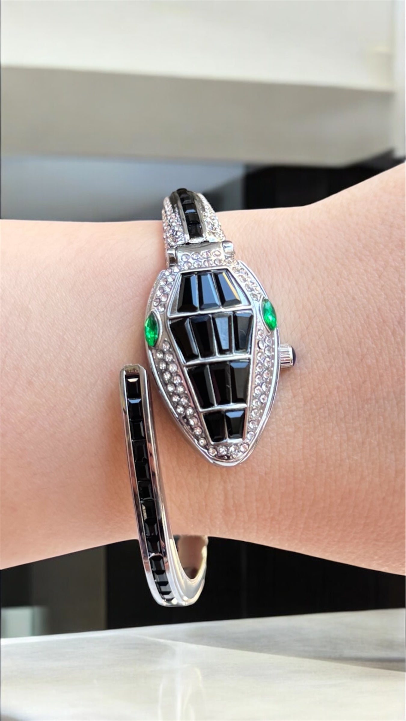 Yılan Kapaklı Kelepçe Saat