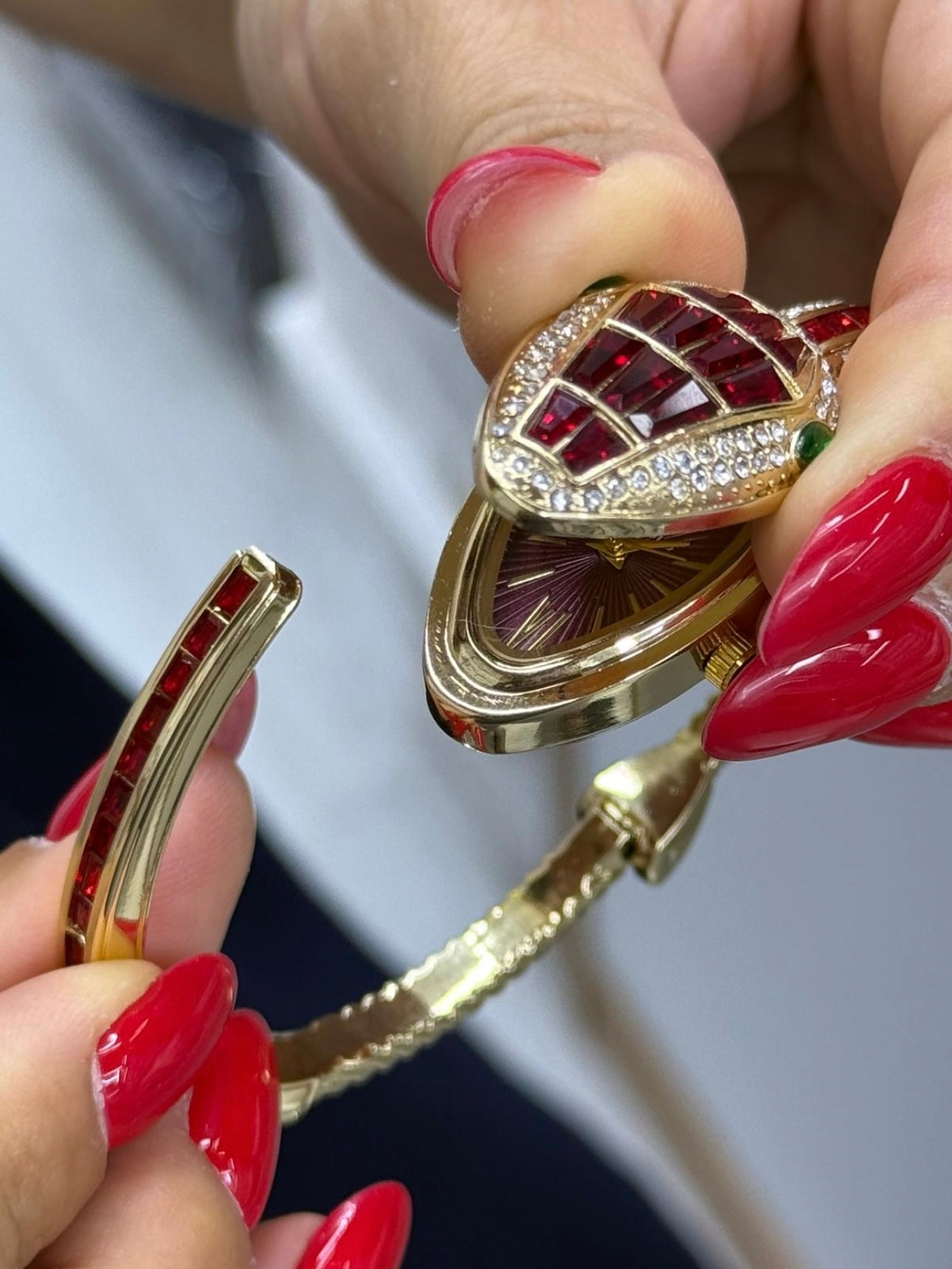 Yılan Kapaklı Kelepçe Saat