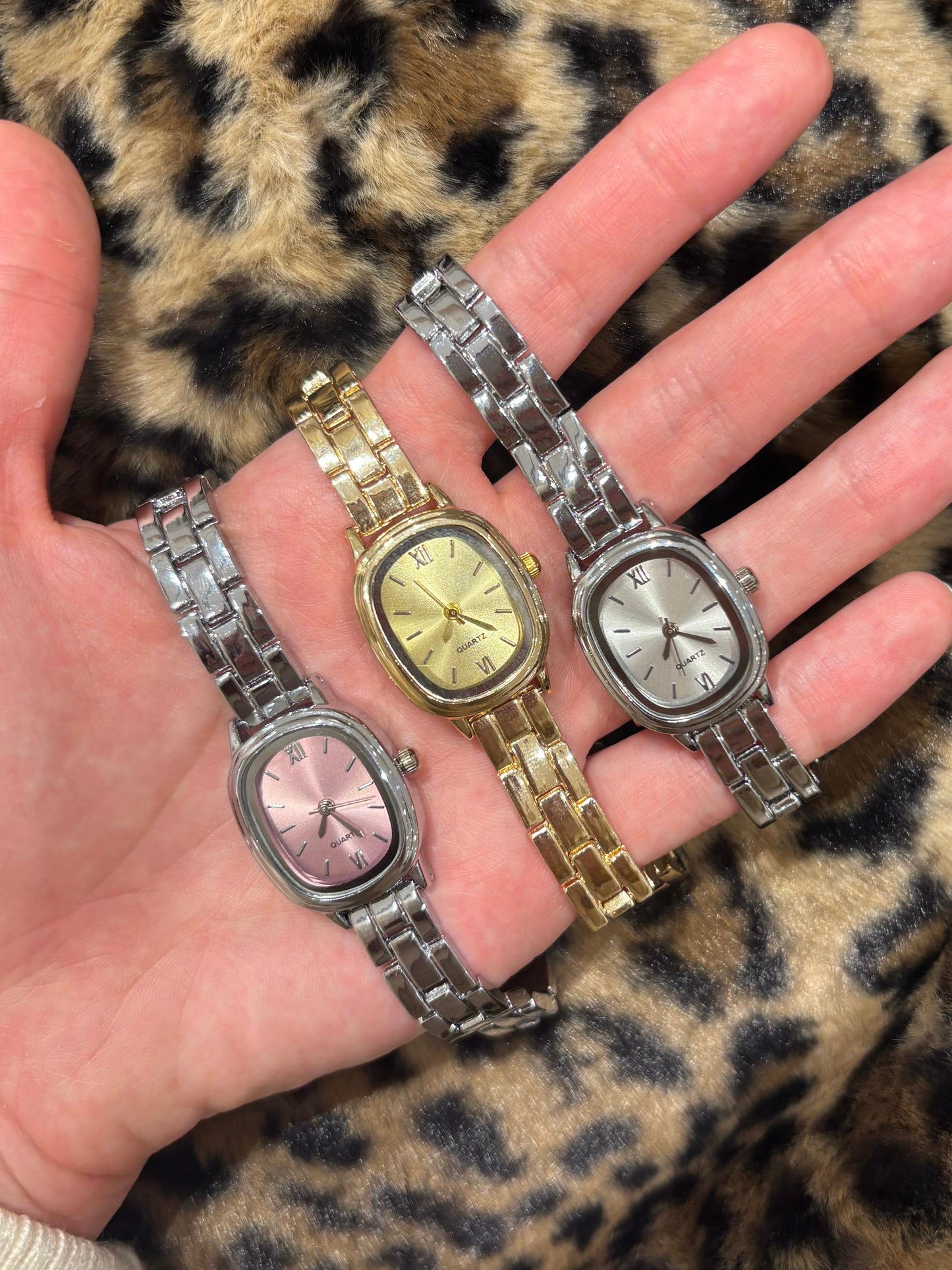 Oval Roma Rakamlı Retro Saat