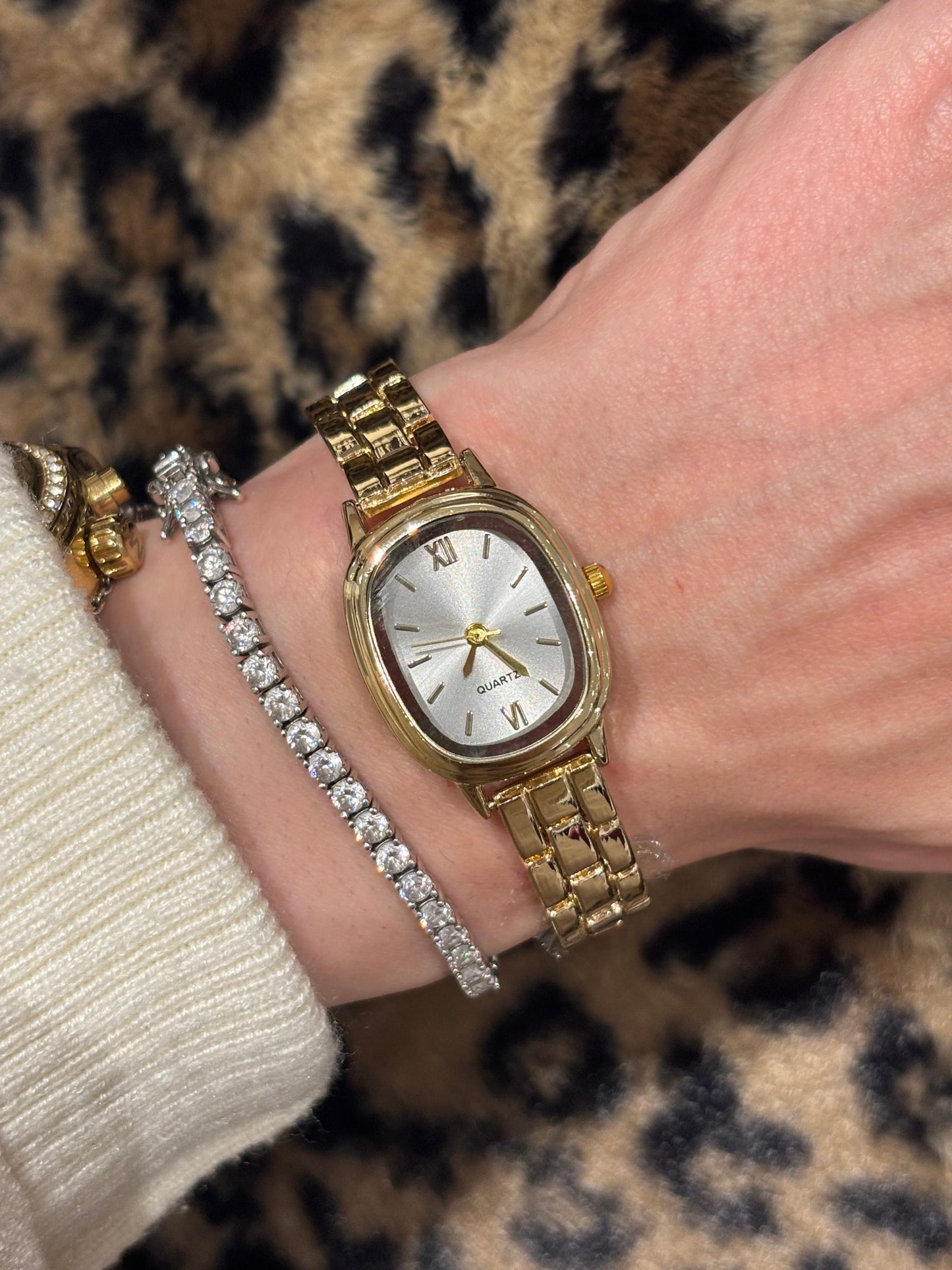 Oval Roma Rakamlı Retro Saat