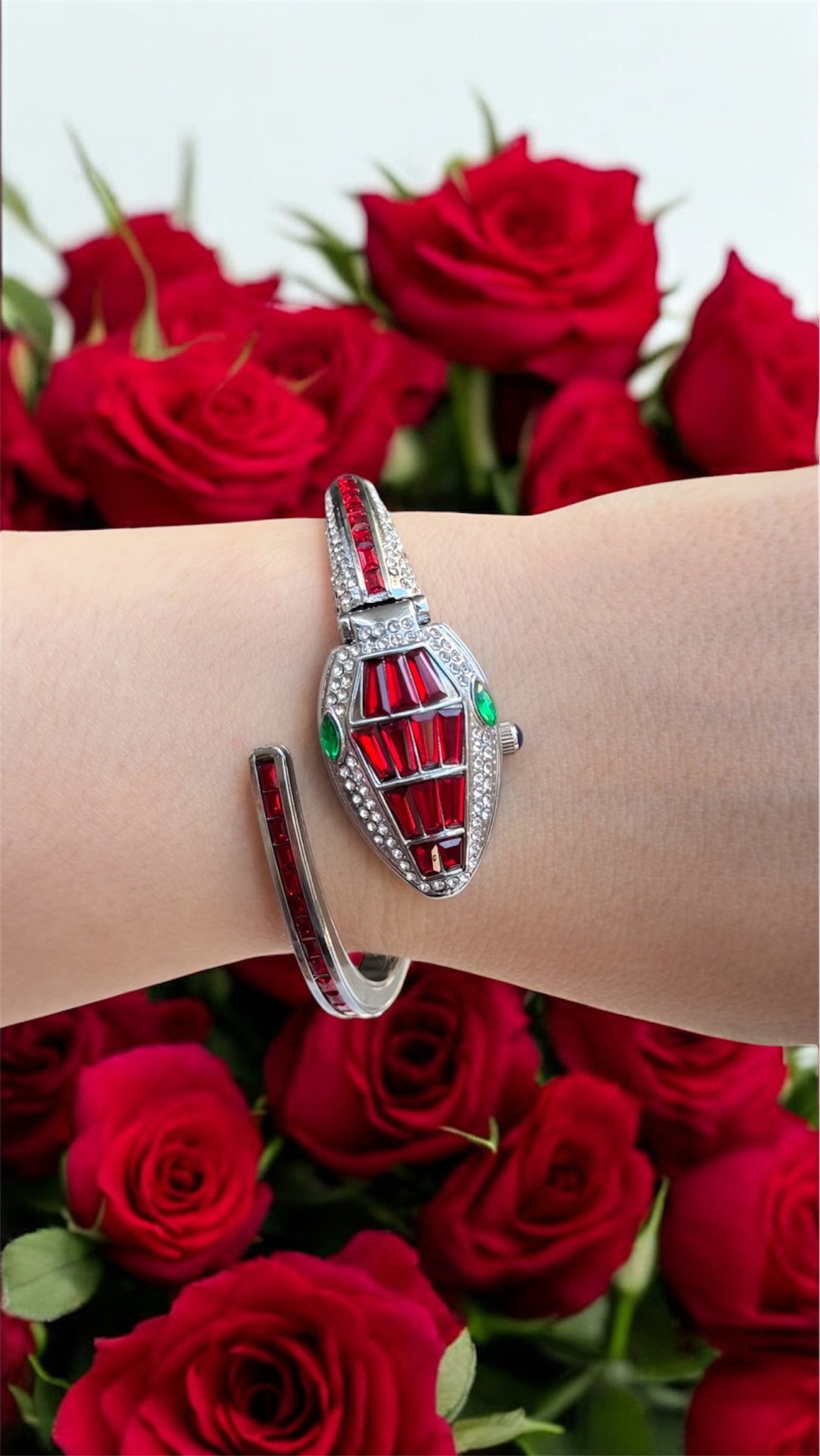 Yılan Kapaklı Kelepçe Saat